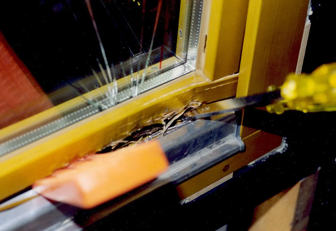 Einbruchspuren an einem aufgehebelten Fenster