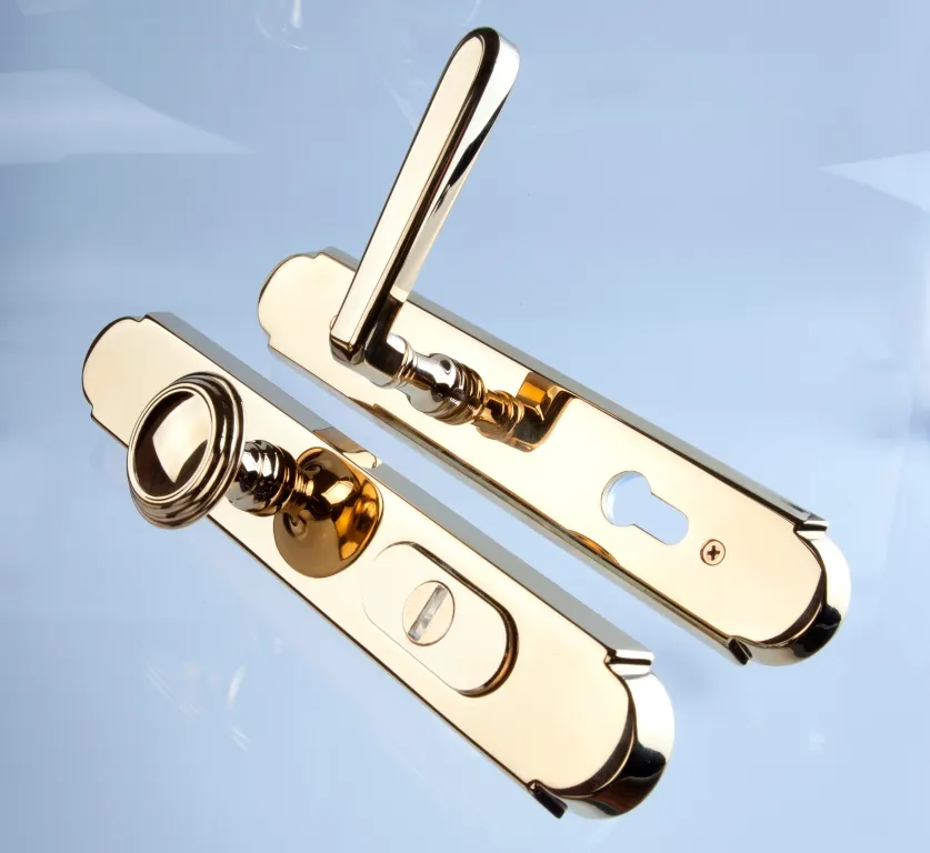 Goldfarbene Garnitur von Frascio mit Drücker, Knopf und Langschildern