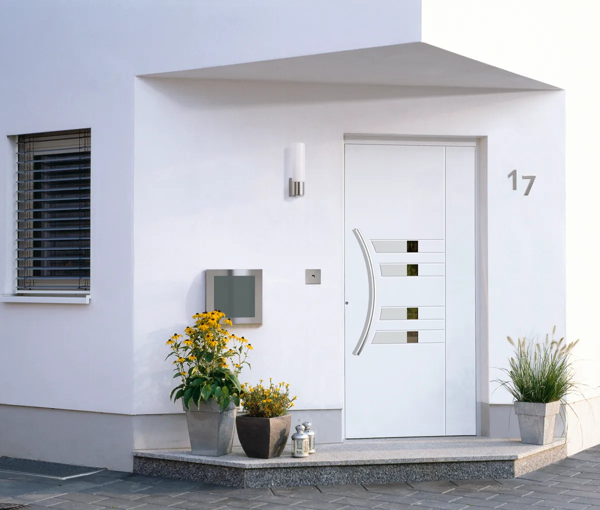 Moderne Haustür an einem Einfamilienhaus