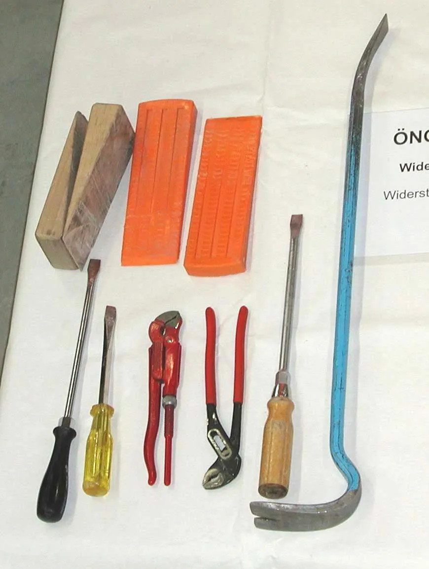 Einbruchswerkzeug der Widerstandsklasse WK3: Schraubenzieher, Holzkeil, Kunststoffkeile, Rohrzange und Brecheisen
